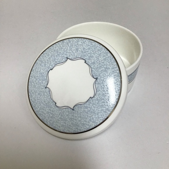 Wedgwood Porcelain Powder Box VENICE Trinket Jewelry Signed Vanity Boudoir Round - Picture 4 of 16